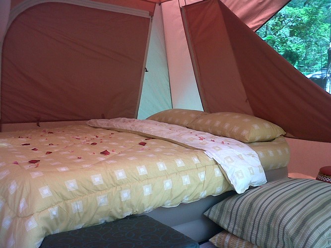 couple's tent big banana campground